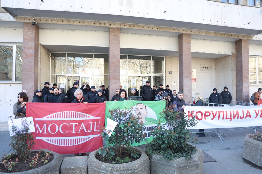 Protest ispred zgrade na Trgu Nikole Pašića gde se održava sednica Skupštine grada