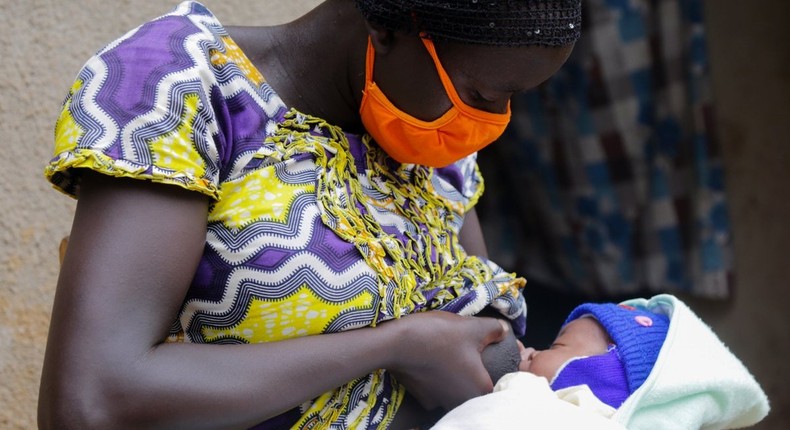 Image of a Kenyan mother breastfeeding her child (UNICEF Kenya)