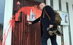 "Akt wandalizmu i swoistego rodzaju politycznego zdziczenia". Brudziński apeluje o opanowanie politycznych emocji