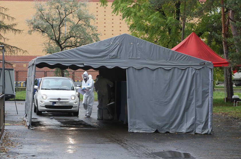 Gigantyczna kolejka w Warszawie. Kierowcy czekają na zrobienie testu