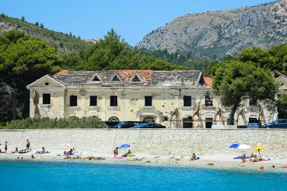 Opuszczone hotele nad Adriatykiem w Kupari koło Dubrownika (Chorwacja)
