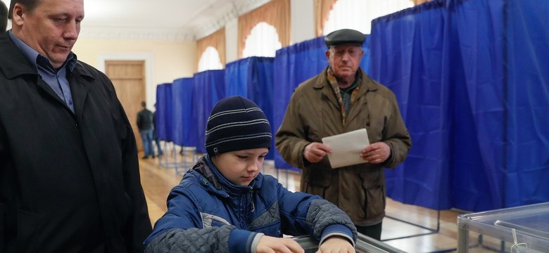 Dziwne obietnice i walka o przyszłość kraju. Pięć pytań o wybory prezydenckie na Ukrainie