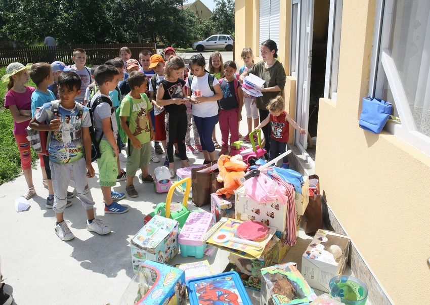 A tu je i celo brdo igračaka!