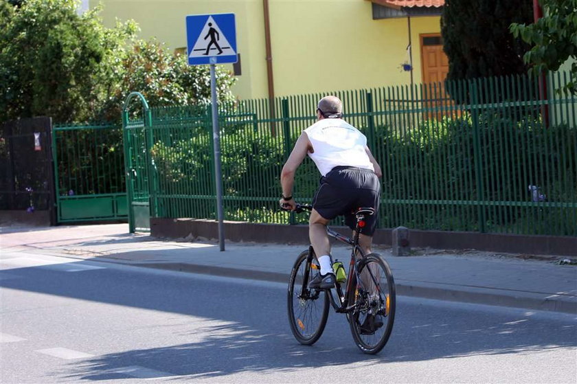 Polski aktor nie boi się udaru. Pedałuje nawet w skwar