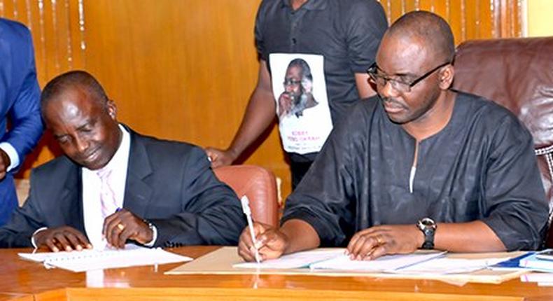 Prof. William Otoo Ellis, VC, KNUST (right) & Mr. Kwame Tweneboa Kodua, President & CEO, Desert Lion Group (left)signing the agreement.