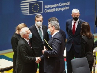 Przywódcy UE ustalili drugi pakiet sankcji dla Rosji. Co się w nim znalazło?