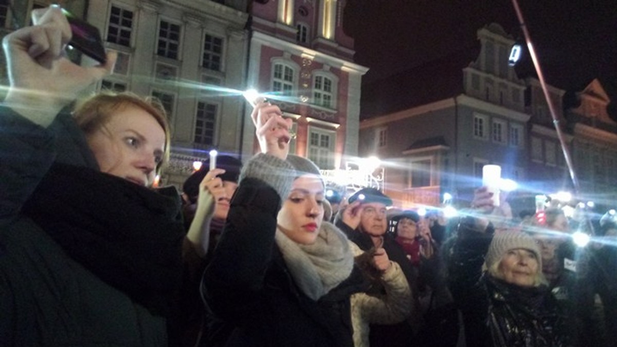 "Wolne sądy! Wolne wybory! Wolna Polska!" - skandował dzisiaj tłum poznaniaków główne hasło dzisiejszych protestów, które są wyrazem sprzeciwu wobec reformy sądownictwa przygotowanej przez rząd. W Poznaniu kolejny już Łańcuch Świata odbył się na Starym Rynku. Połowa jego płyty wypełniła się mieszkańcami, którzy chcą przerwania prac parlamentarnych nad ustawami o KRS oraz Sądzie Najwyższym.