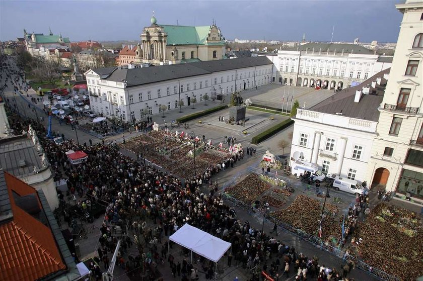 żałoba, katastrofa, śmierć prezydenta, Lech Kaczyński, znicze, pałac prezydencki