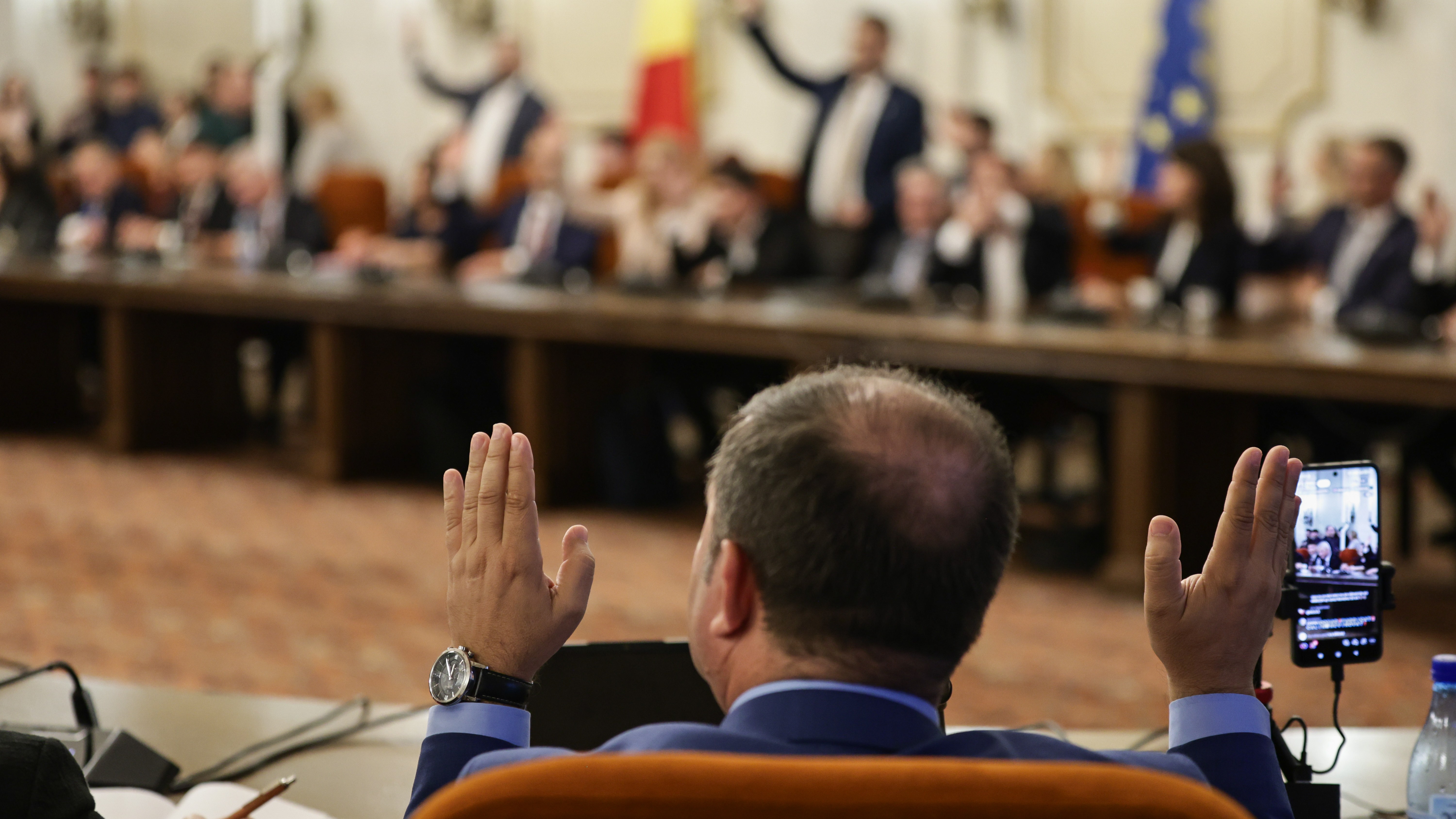 Ministru uitat într-o cameră, „vizirul administrației” și atmosferă anostă la audieri. Avize pozitive pe bandă rulantă pentru „oamenii lui Luca Niculescu”