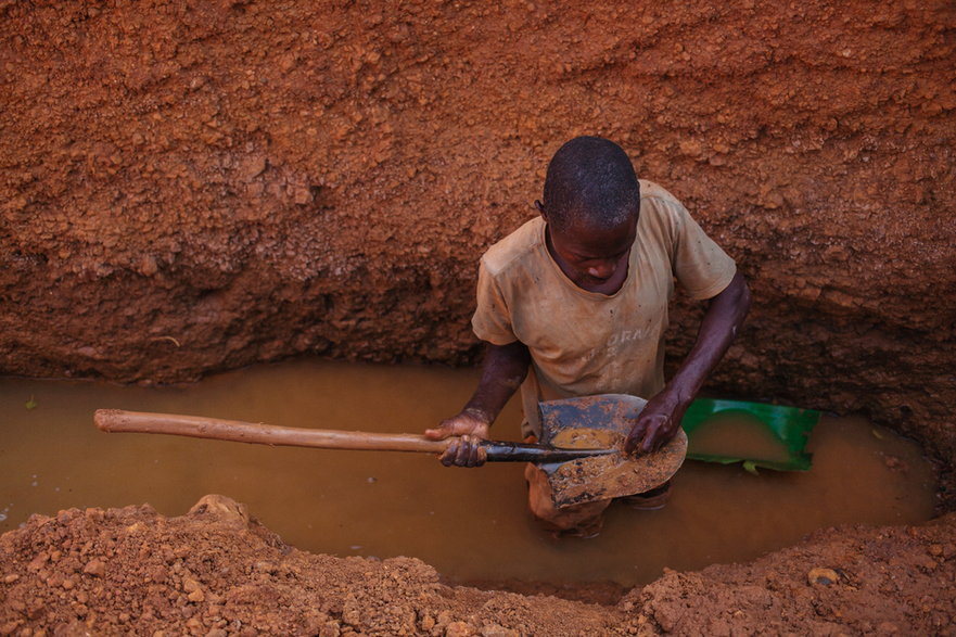Biedaszyby można znaleźć także w innych krajach Afryki. Na zdjęciu widać prace przy wydobyciu złota w Ugandzie. Fot. ali poyraz