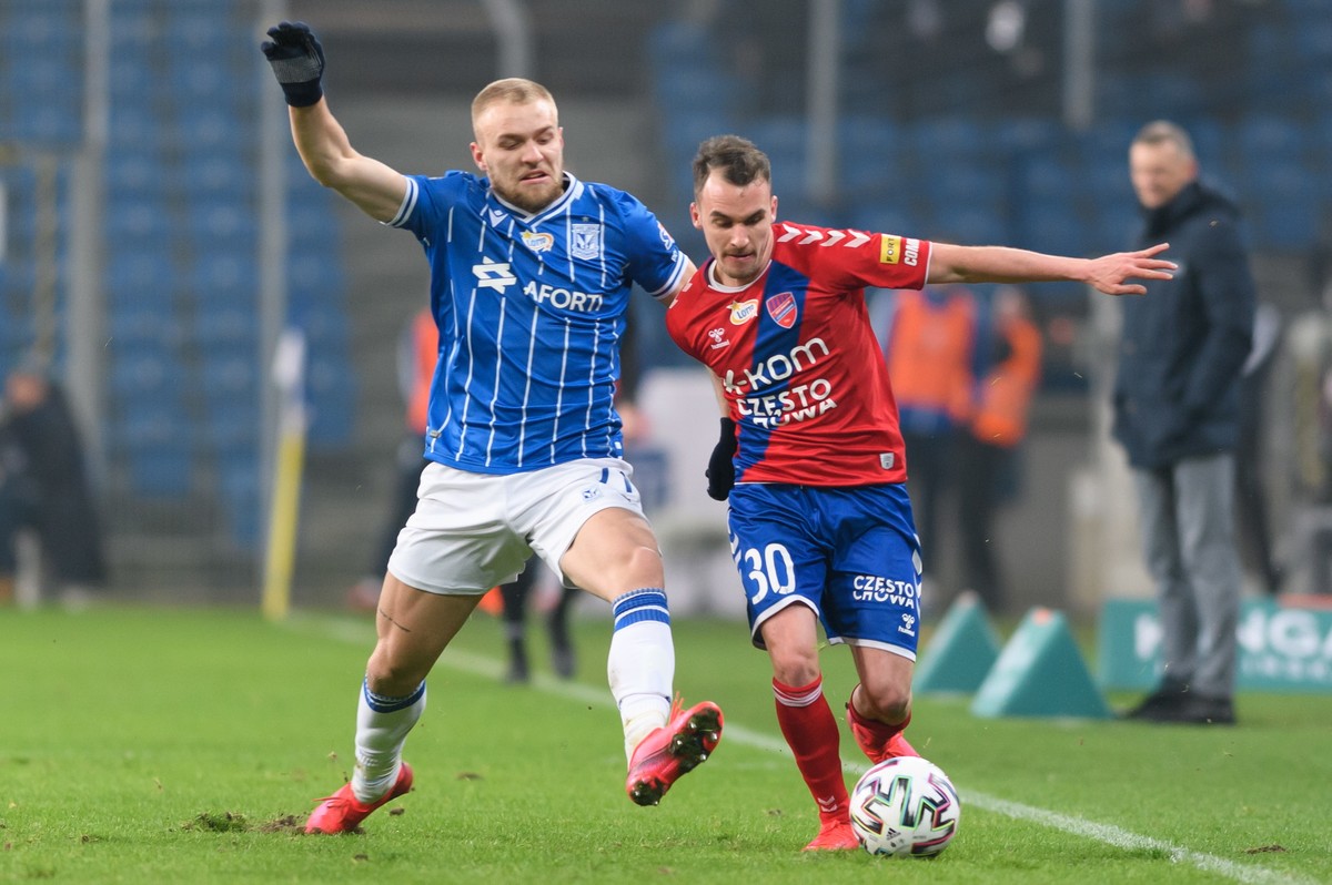 Zawodnik Lecha Poznań Tymoteusz Puchacz (L) i Miłosz Szczepański (P) z Rakowa Częstochowa, podczas meczu 21. kolejki piłkarskiej Ekstraklasy