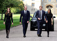 Księżna Kate i książę William oraz książę Harry i księżna Meghan przed zamkiem