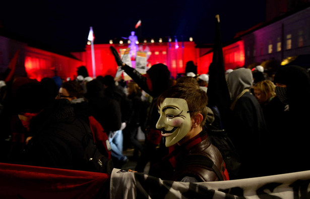 Marsz antyfaszystowski, zorganizowany w Święto Niepodległości przez Porozumienie 11 Listopada, mija Pałac Prezydencki.