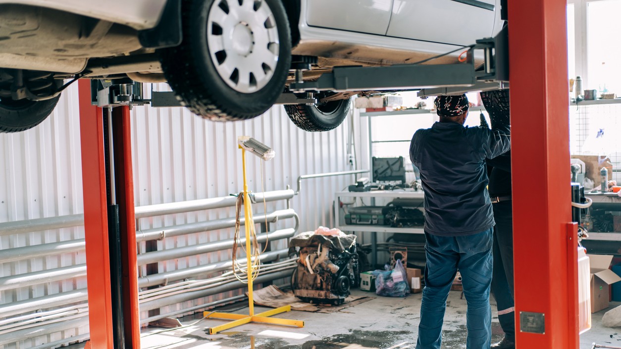 Jarná údržba auta vyžaduje komplexný prístup k mechanickým častiam, ktoré počas zimy trpeli kvôli soli a mrazu. Vodiči by mali venovať zvýšenú pozornosť najmä brzdovému systému a podvozku.