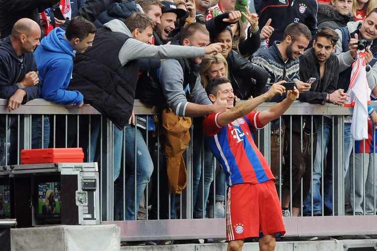 Robert Lewandowski zrobił po meczu selfie z żoną i kibicami