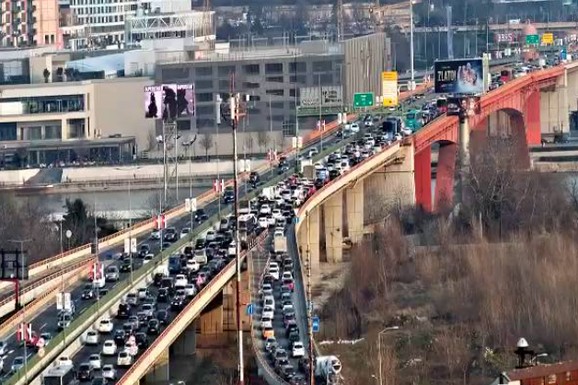 Policija zaustavila vozača trotineta na Gazeli, dobio prekršajnu prijavu i KAZNU, evo koji je tačno razlog