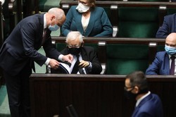 PiS dużo traci na aferze wokół wyroku TK. Opozycja zyskuje, ale minimalnie. SONDAŻ