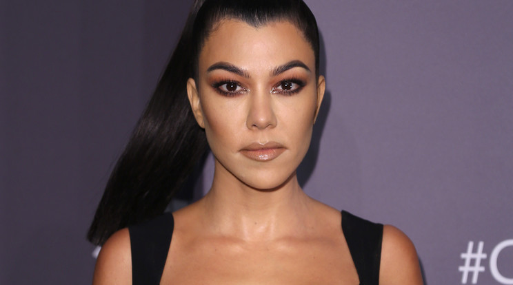 Bevállalós ruhát húzott Kourtney Kardashian /Fotó: Northfoto