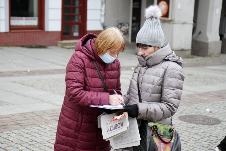 103. rocznica nadania praw wyborczych kobietom. W Olsztynie zbierano podpisy pod projektem ustawy związanej z aborcją [ZDJĘCIA]