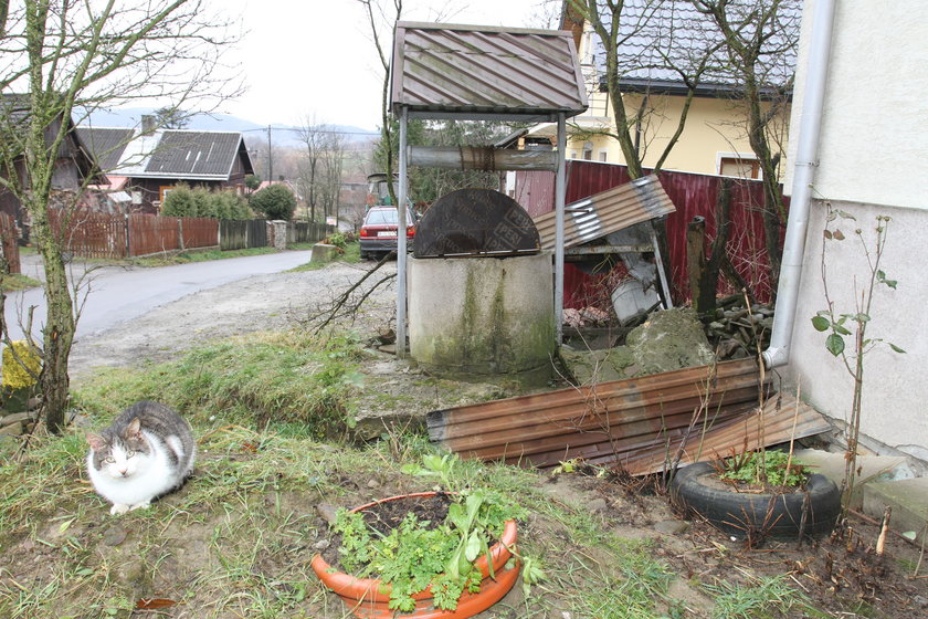 Dźwigam butelki z wodą