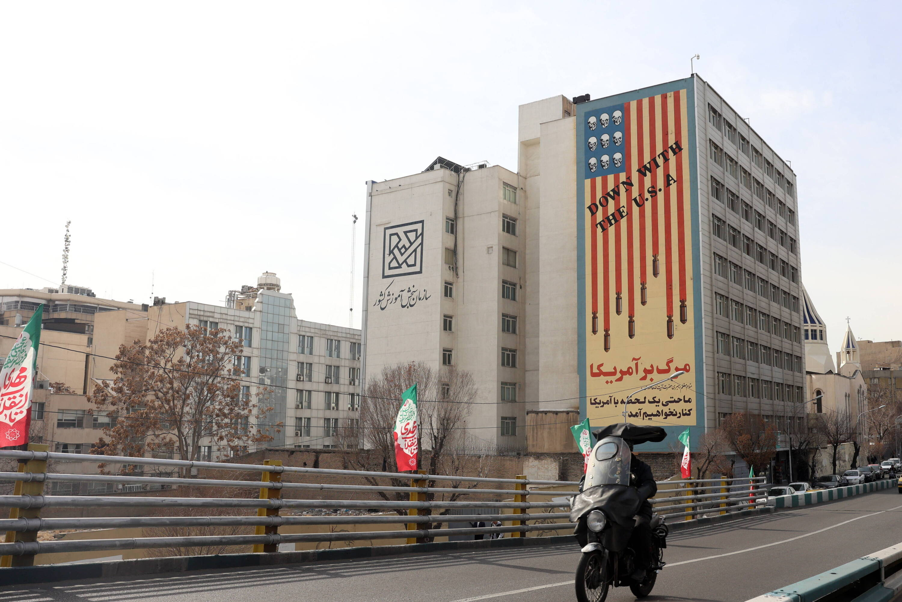 USA nakazują ewakuację z Iranu – obywatele dostają instrukcje kryzysowe: woda, żywność, schronienie