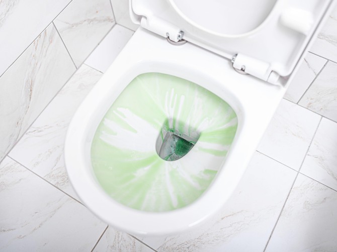 Kada se čisti WC šolja treba da sipate samo 50 grama ovog praha i zaboravite na ribanje