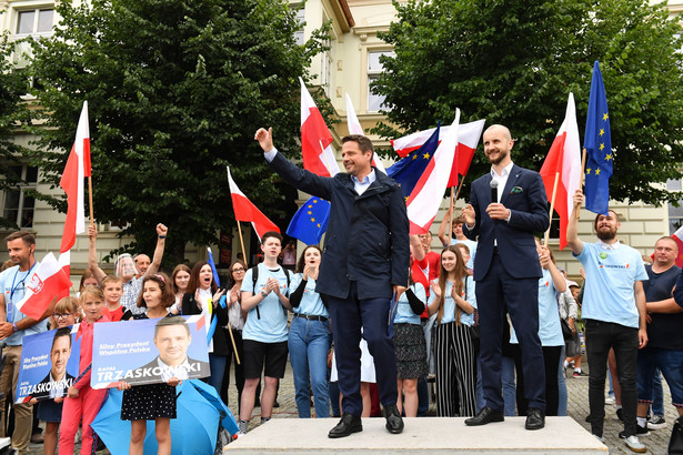 Wałcz, 01.07.2020. Wybory prezydenckie 2020 - II tura. Prezydent Warszawy, kandydat KO na urząd prezydenta RP Rafał Trzaskowski (C) podczas spotkania z wyborcami w Wałczu, 1 bm. W II turze Rafał Trzaskowski zmierzy się z ubiegającym się o reelekcję prezydentem RP Andrzejem Dudą. (kf) PAP/Marcin Bielecki