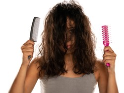 Puszenie się włosów to nie tylko problem estetyczny. Co może oznaczać i jak go rozwiązać?