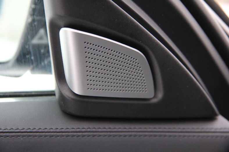 W przednich drzwiach BMW serii 7 schowano głośniki wysokotonowe.