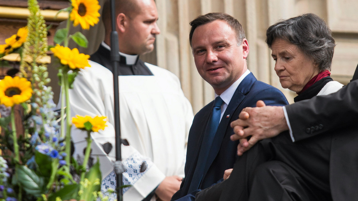 Andrzej Duda z mamą podczas uroczystości w Krakowie