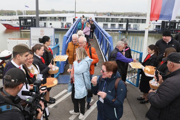 (FOTO) "Čuli smo da su Srbi veoma ljubazni, dajte vi nama ŠLJIVOVICU!": Kruzer pun stranaca uplovio u Zemunu, dočekani uz so i pogaču i rakiju