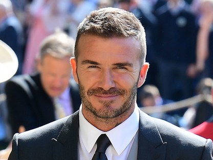 Na jó! David Beckham vágja kislánya, Harper haját! Ennél édesebb dolog nincs is!