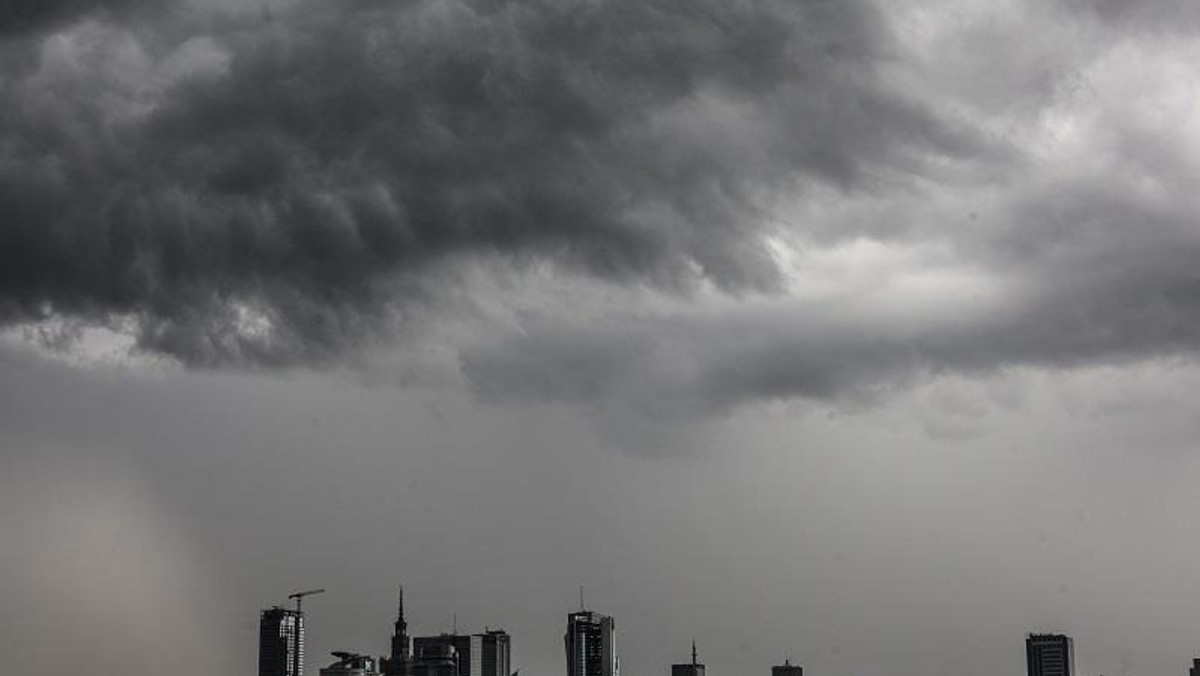 Warszawa w chmurach. (Fot. Jakub Kamiński/PAP) 