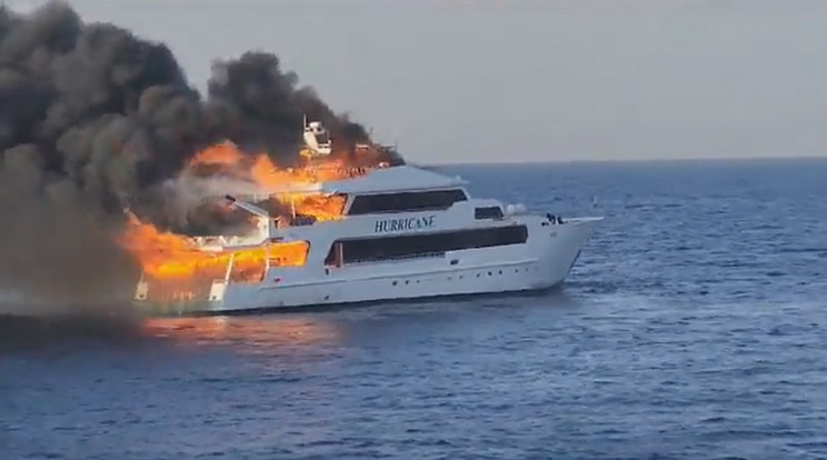 Kigyulladt a Hurrican nevű hajó a Vörös-tengeren, 3 ember eltűnt / Fotó: Twitter