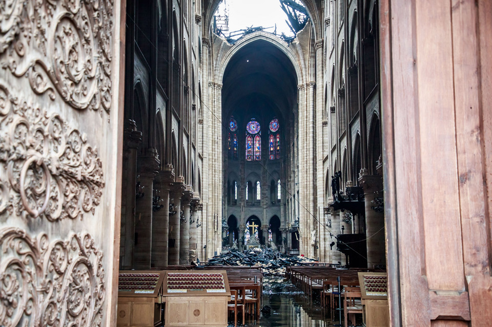 Zniszczenie po pożarze w Notre Dame