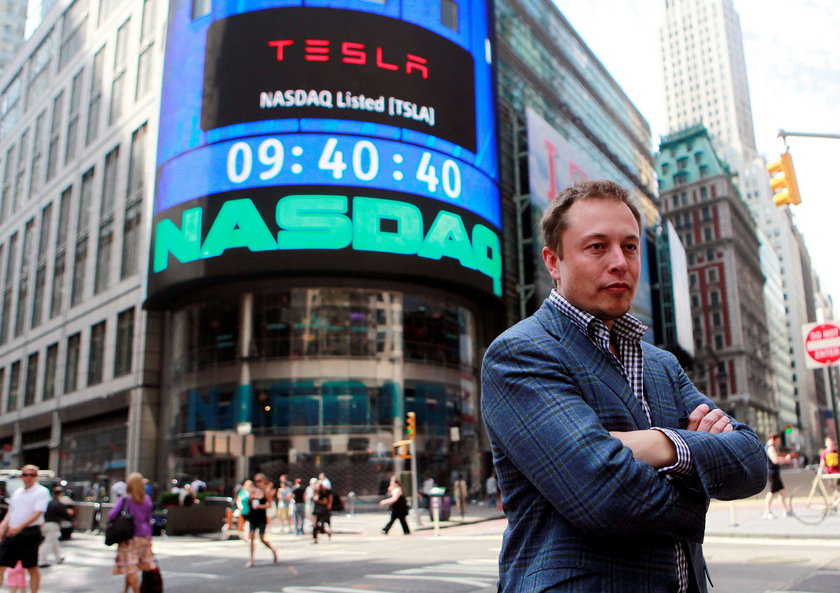„Nie wierzyłem, że Tesla przetrwa”, mówił Musk w jednym z wywiadów. Dziś, choć produkuje niewiele samochodów względem takich gigantów jak Volkswagen czy Toyota, Tesla cieszy się zaufaniem inwestorów. Jest na liście 100 największych spółek technologicznej giełdy NASDAQ