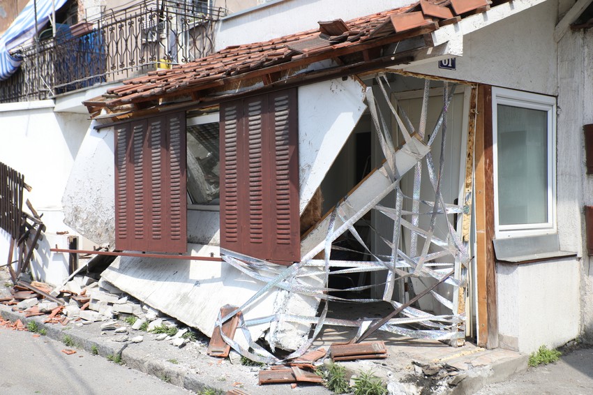 Ulaz u kuću u Šumatovačkoj ulici potpuno uništen 