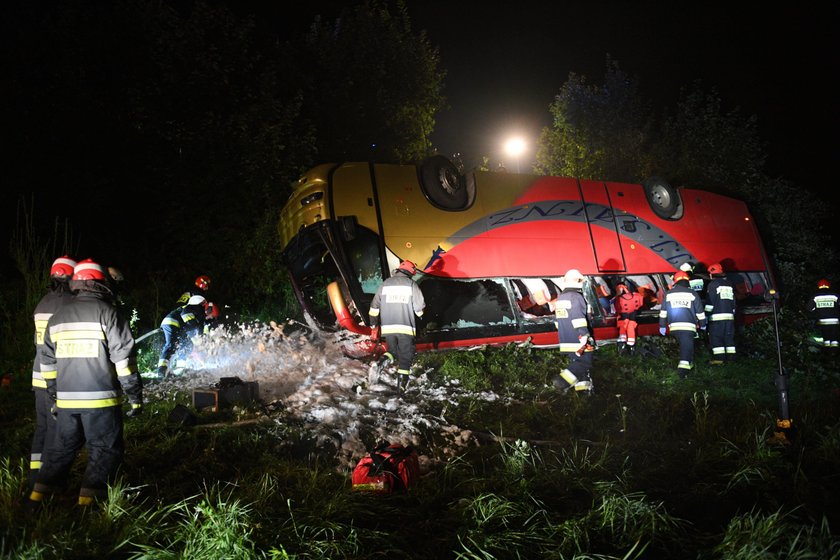 Tragedia na Podkarpaciu. Autokar spadł w przepaść. Są ofiary i ranniTragedia na Podkarpaciu. Autokar spadł w przepaść. Są ofiary i ranni