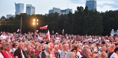 Warszawiacy śpiewają (nie)zakazane piosenki. Koncert na placu Piłsudskiego