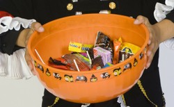 "Psikus" poszedł za daleko. Kolejne niebezpieczne znalezisko w cukierku