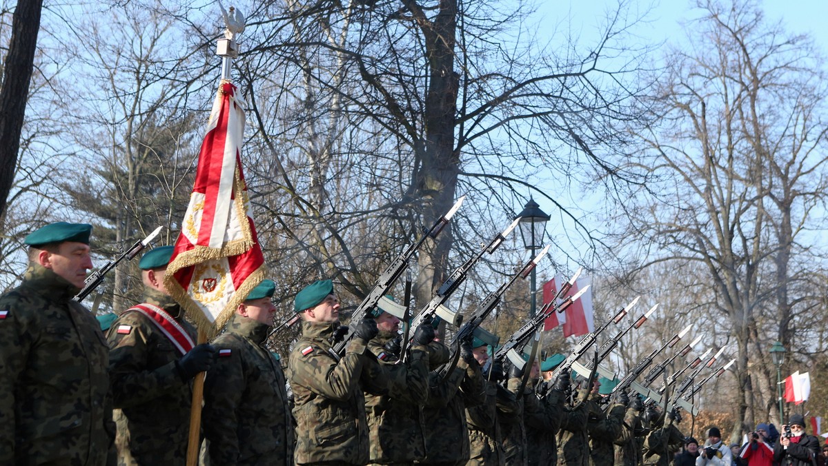 18304161 - KRAKÓW MARSZ KU CZCI ŻOŁNIERZY WYKLĘTYCH (Uroczystości w Parku Jordana)