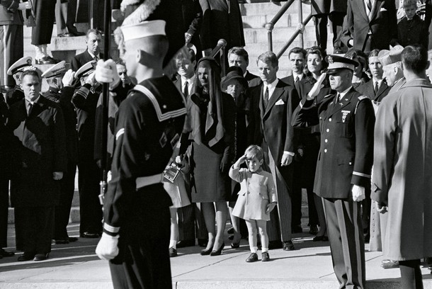 John F. Kennedy Junior salutuje przy trumnie ojca, wynoszonej z katedry św. Mateusza. Waszyngton, 25 listopada 1963 r.