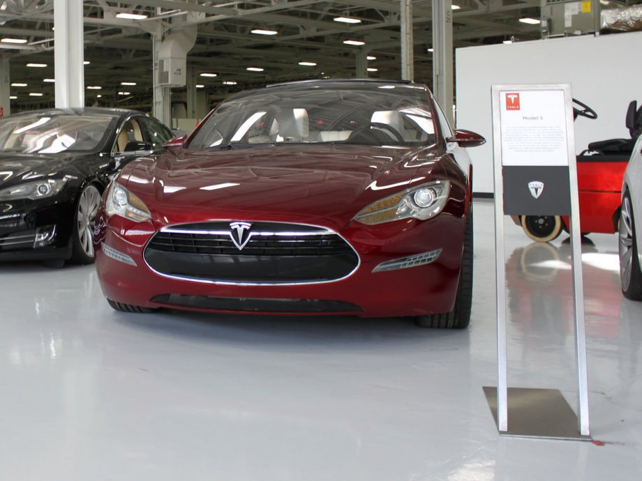 To z kolei Red Alpha - pierwszy jeżdżący prototyp Modelu S. Tesla wydała na niego podobno 2,2 mln dolarów