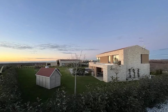 (FOTO) OKO MODERNE VILE OD MILION EVRA PUSTOŠ Ovako izgleda imanje našeg pokojnog pevača u Hrvatskoj: Evo ko danas tu uživa u suvom luksuzu