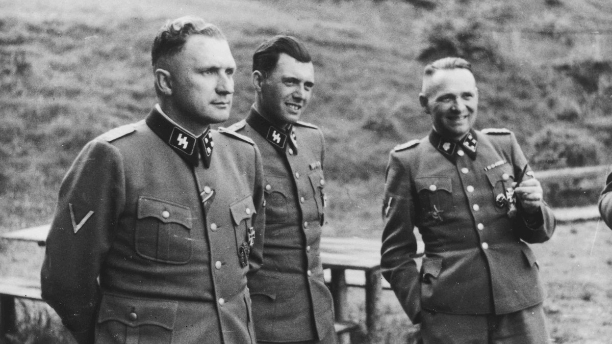 Jozef Mengele, ozloglašeni nacistički ratni zločinac (u sredini)