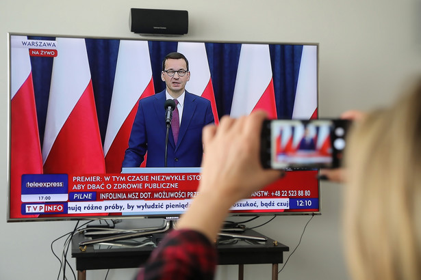 Premier Mateusz Morawiecki podczas transmitowanej przez Telewizję Polską konferencji prasowej po posiedzeniu Rady Gabinetowej