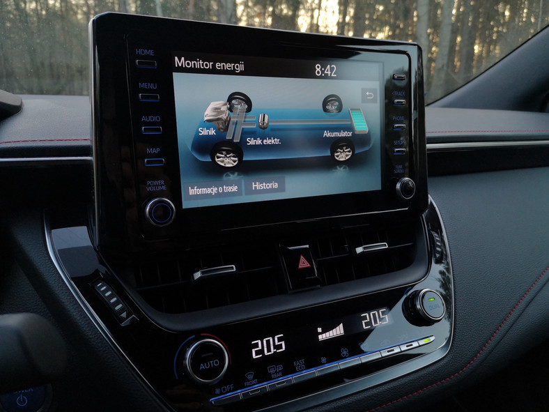 Toyota Corolla 2.0 Hybrid Dynamic Force: jakkolwiek obudowa ekranu i zasady sterowania są w porządku, to jednak menu inerfejsu użytkownika i wygląd poszczególnych ekranów wydają się przestarzałe