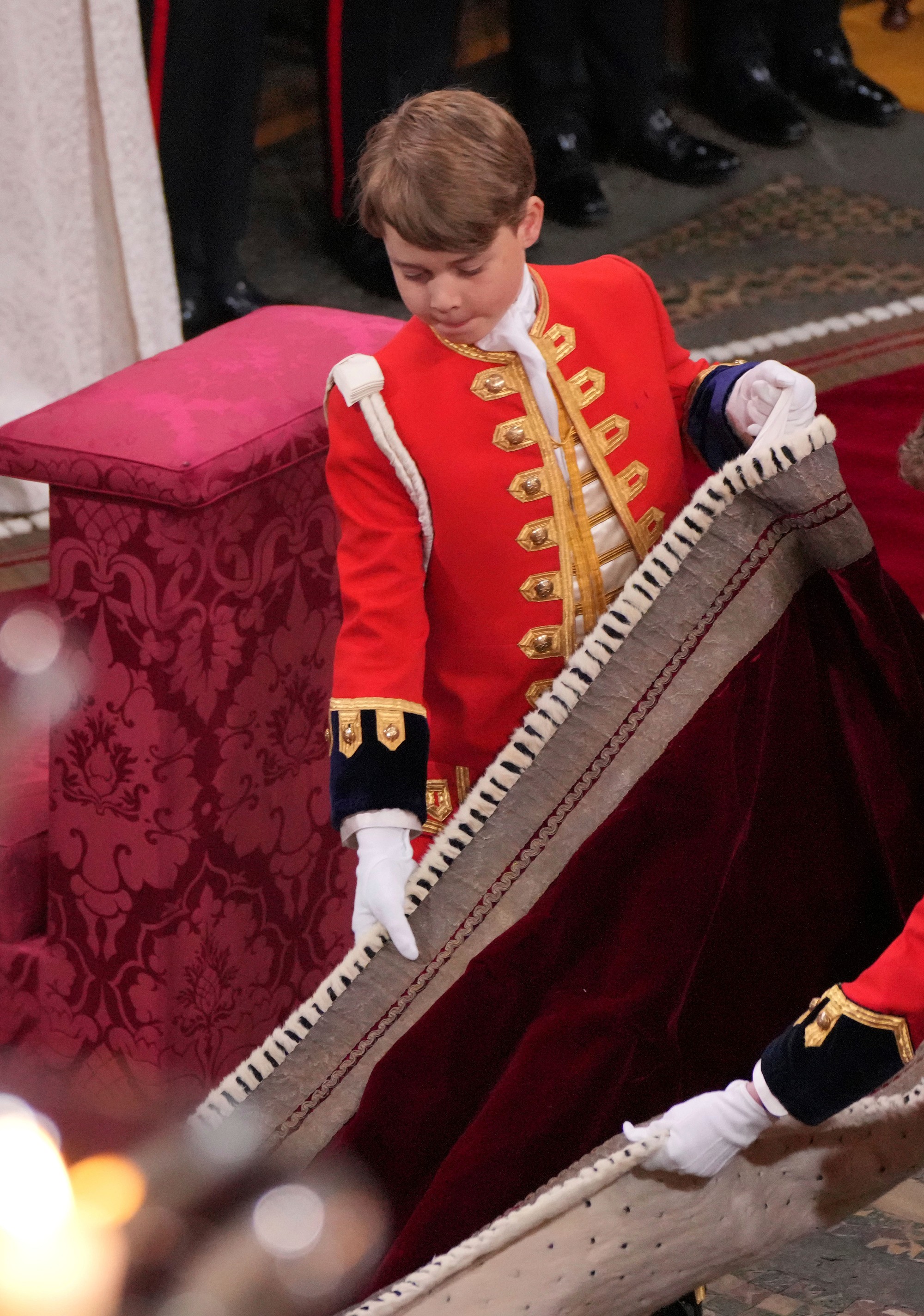 Britský princ George držal lem rúcha počas korunovácie britského kráľa Karola III.