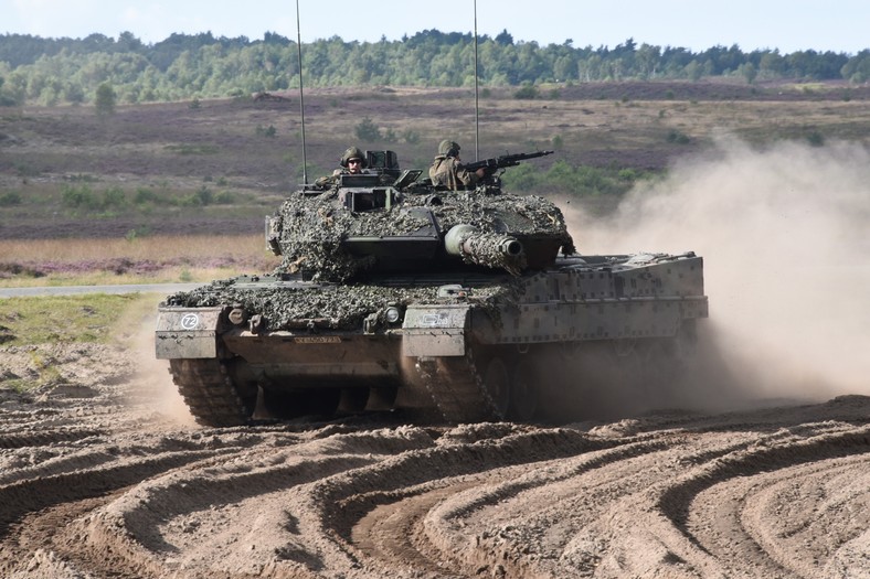 Leopard 2A7 w trakcie ćwieczeń na poligonie wojskowym w Munster.