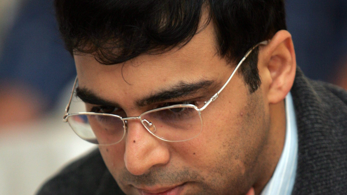 Początek meczu o szachowe mistrzostwo świata między obrońcą tytułu Viswanathanem Anandem z Indii a Bułgarem Weselinem Topałowem został jednak o jeden dzień przesunięty - poinformował w środę na konferencji prasowej w Sofii wiceprezes FIDE Georgios Makropoulos.